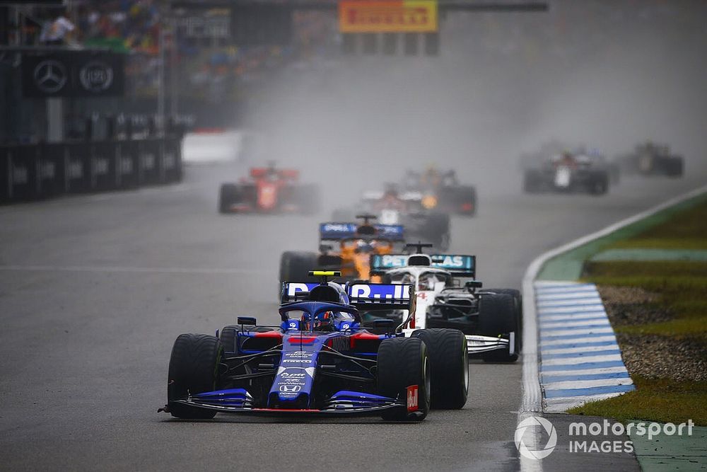 Alexander Albon, Toro Rosso STR14, lidera Lewis Hamilton, Mercedes AMG F1 W10, y Carlos Sainz Jr., McLaren MCL34