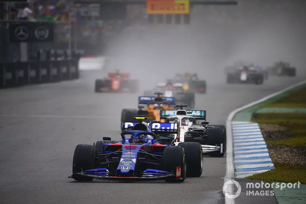 Alexander Albon, Toro Rosso STR14, devant Lewis Hamilton, Mercedes AMG F1 W10, et Carlos Sainz Jr., McLaren MCL34