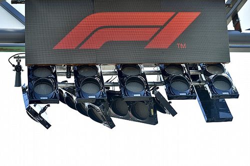 Autob&uacute;s destroza los sem&aacute;foros de Hockenheim