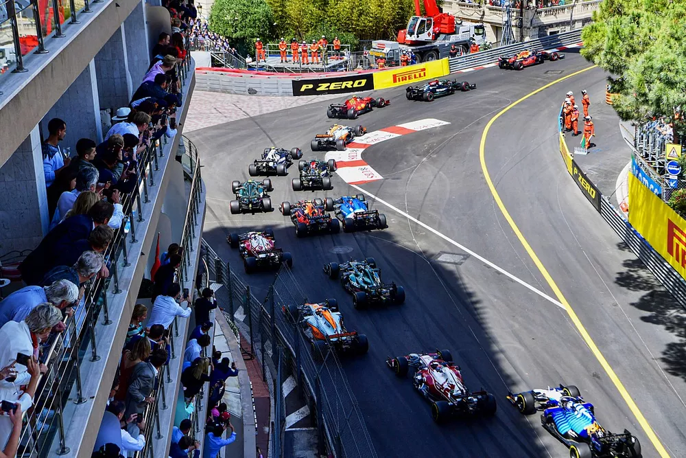 Max Verstappen, Red Bull Racing RB16B, Valtteri Bottas, Mercedes W12, Carlos Sainz Jr., Ferrari SF21, Lando Norris, McLaren MCL35M et le reste du peloton au départ