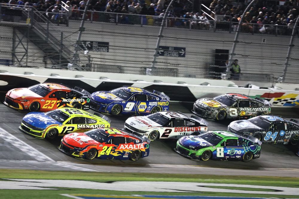 Three-wide battle for the race lead with William Byron, Hendrick Motorsports Chevrolet, Ryan Blaney, Team Penske Ford, and Bubba Wallace, 23XI Racing Toyota