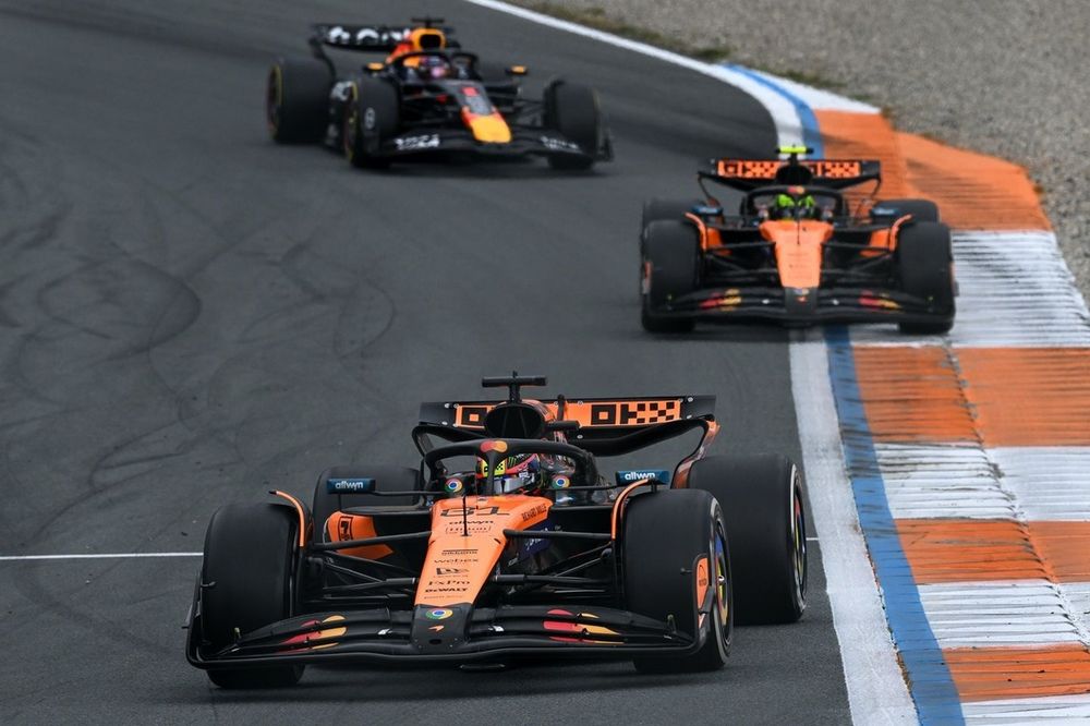 Lando Norris, McLaren, Oscar Piastri, McLaren, Max Verstappen, Red Bull Racing