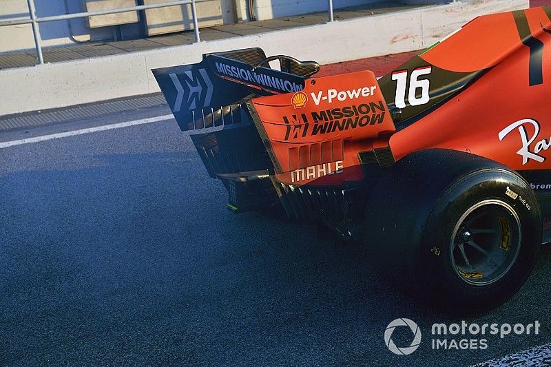 Humo de la parte trasera del Ferrari SF90