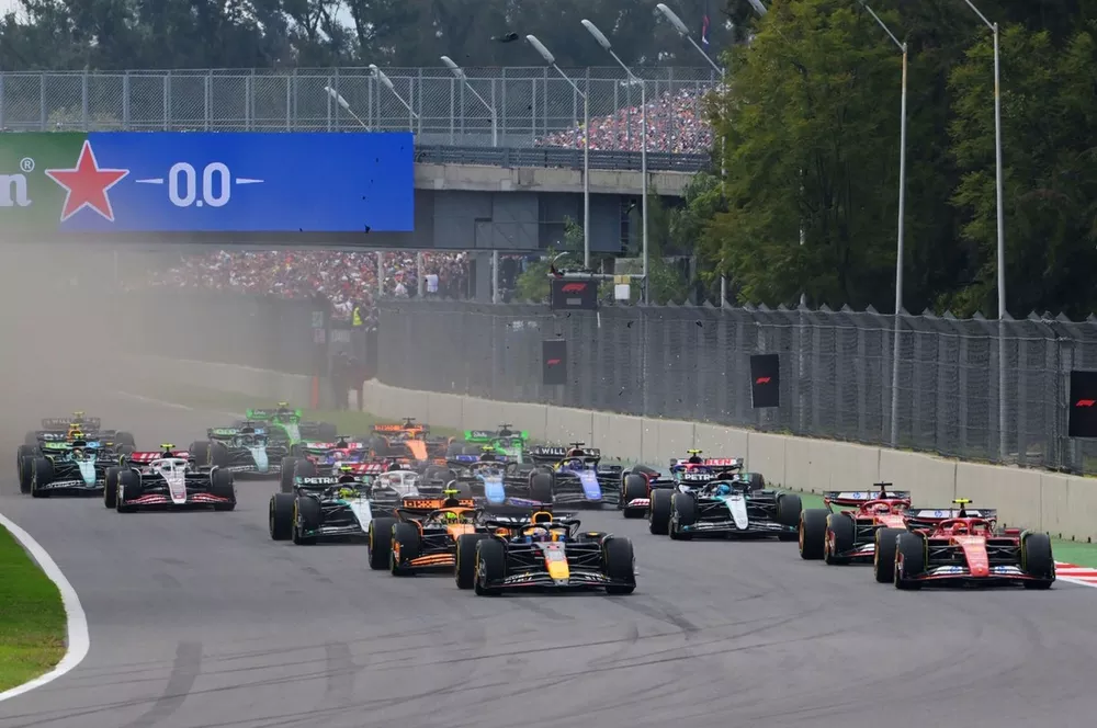 Start van de race: Max Verstappen, Red Bull Racing RB20, vecht met Carlos Sainz, Ferrari SF-24, om de leiding