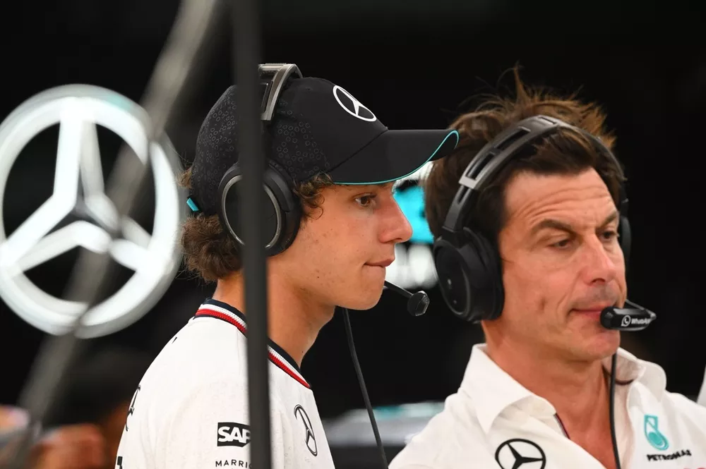 Toto Wolff y Andrea Kimi Antonelli 