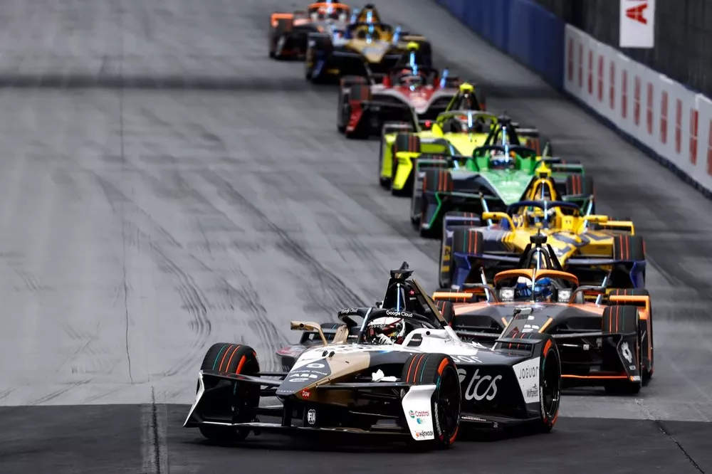 Mitch Evans Jaguar TCS Racing Jaguar I-TYPE 7 Sam Bird NEOM McLaren Formula E Team Nissan e-4ORCE 05, Lucas di Grassi Lola Yamaha ABT Formula E Team Lola-Yamaha T001, Seba