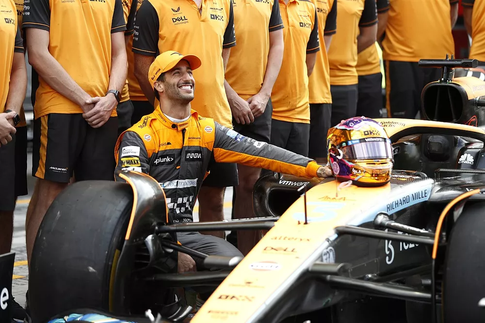 McLaren team photo, Daniel Ricciardo, McLaren 