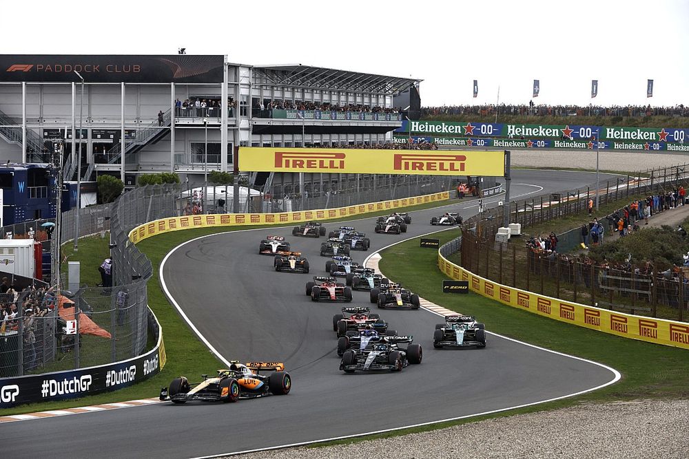 Lando Norris, McLaren MCL60, George Russell, Mercedes F1 W14, Fernando Alonso, Aston Martin AMR23, Alex Albon, Williams FW45, el resto de la parrilla en la salida.