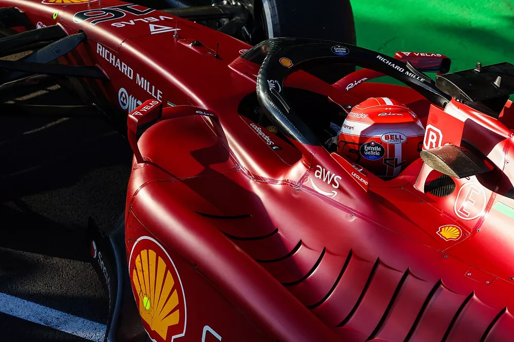 El ganador de la carrera, Charles Leclerc, Ferrari F1-75, entra en el Parc Ferme