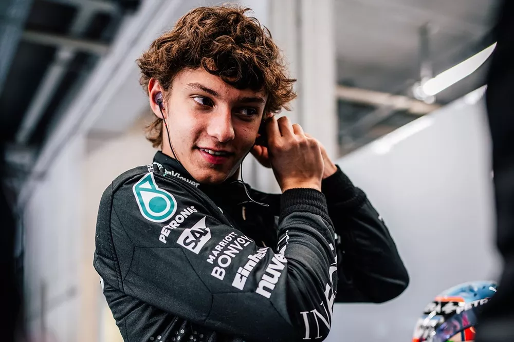 Andrea Kimi Antonelli rijdt Mercedes W12