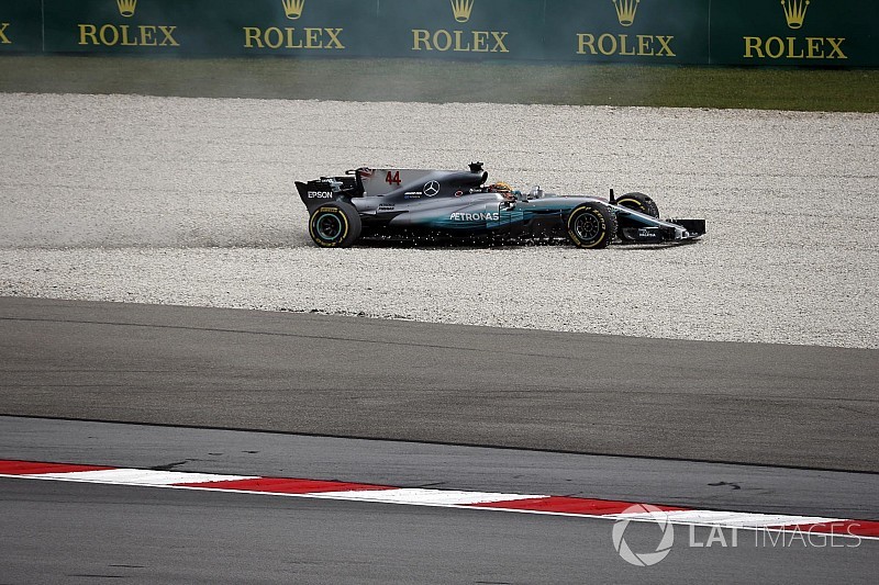 Mercedes'in performansı Hamilton'ı endişelendiriyor