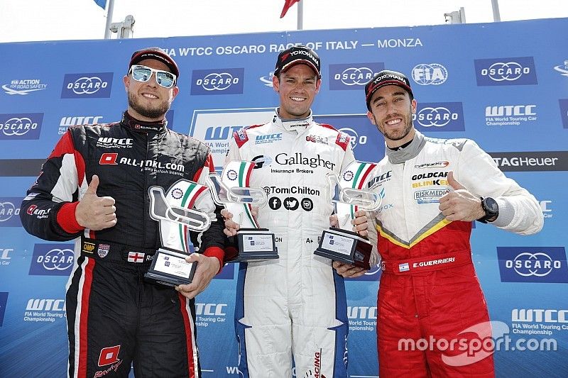 Podio trofeo: primer lugar Tom Chilton, S&eacute;bastien Loeb Racing, Citro&euml;n C-Elys&eacute;e WTCC, segundo lugar 