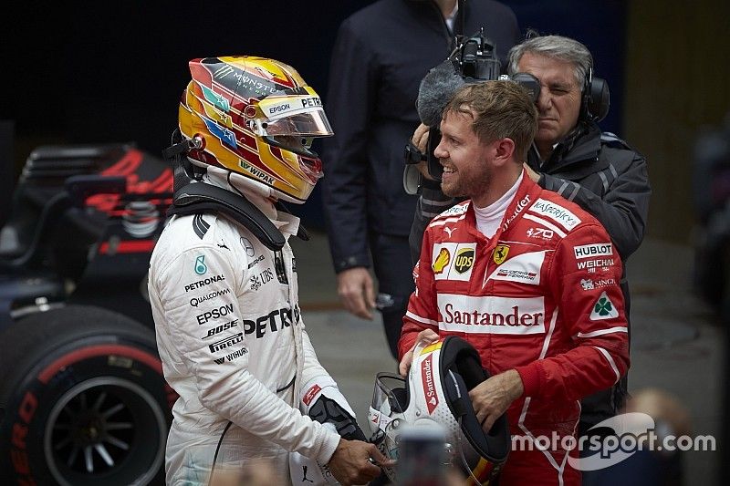 Lewis Hamilton, Mercedes AMG; Sebastian Vettel, Ferrari, im Parc Ferme