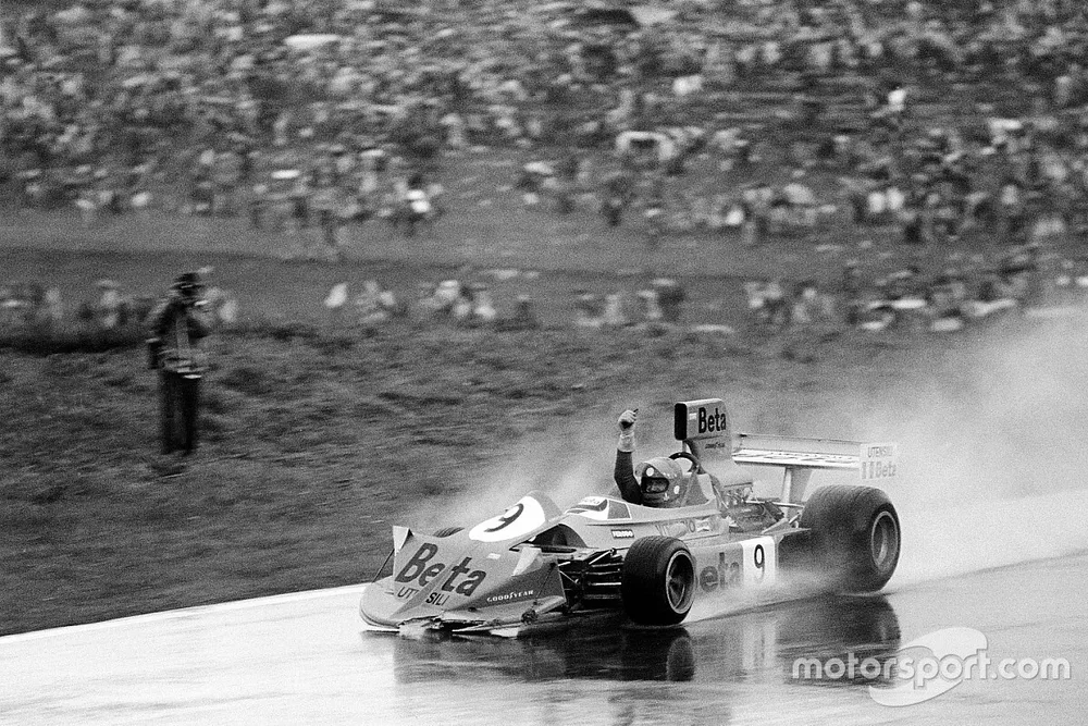 Vittorio Brambilla, March 751-Ford, f&ecirc;te sa victoire apr&egrave;s s'&ecirc;tre crash&eacute; &agrave; la fin