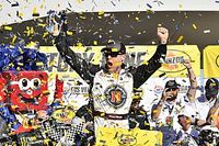Harvick destrói concorrência e domina prova em Las Vegas