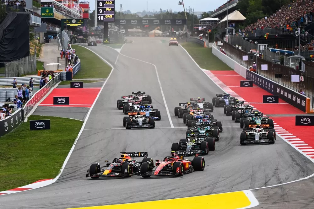 Arrancada Max Verstappen, Red Bull Racing RB19, Carlos Sainz, Ferrari SF-23, Lewis Hamilton, Mercedes F1 W14, Lance Stroll, Aston Martin AMR23, Lando Norris, McLaren MCL60, el resto de la parrilla en la salida.