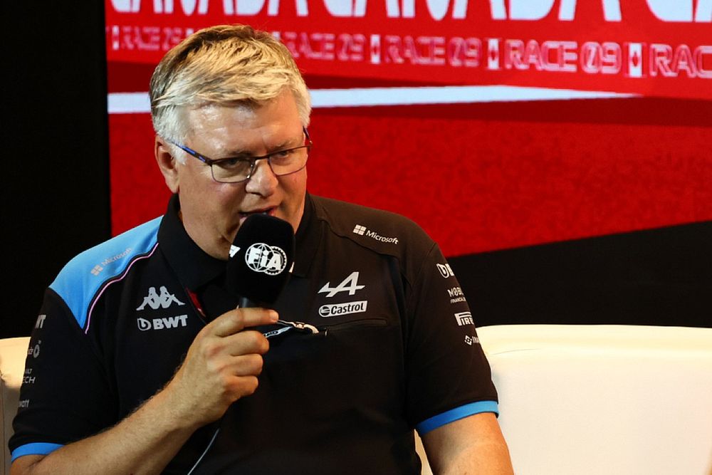 Otmar Szafnauer, director del equipo Alpine F1 Team, Andrea Stella, director del equipo McLaren, en la rueda de prensa de los directores de equipo.