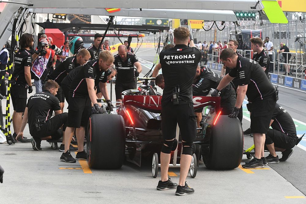 Lewis Hamilton, Mercedes F1 W14, en boxes durante la FP2