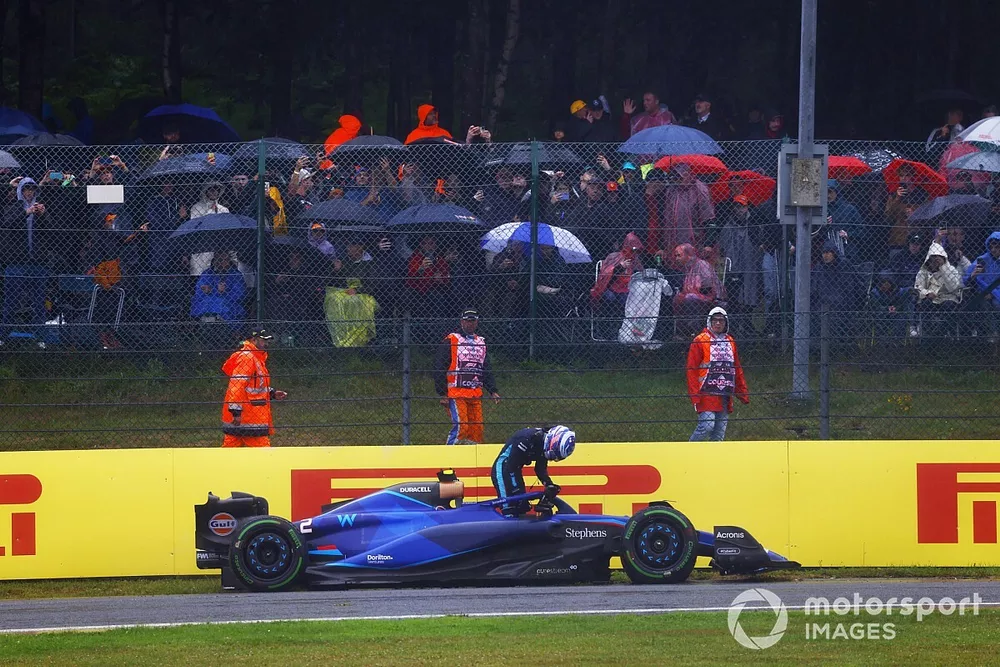 Logan Sargeant, Williams FW45, sale de su coche da&ntilde;ado tras chocar en la FP1