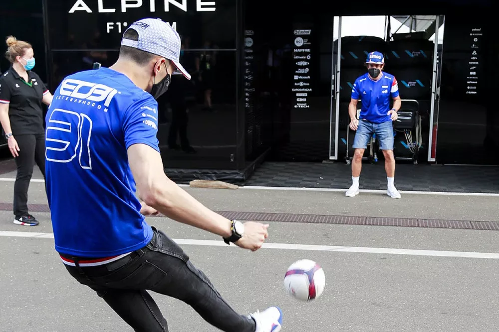 Esteban Ocon, Alpine F1 plays football with Fernando Alonso, Alpine F1 