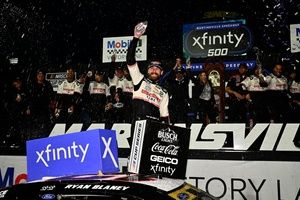 Blaney se cuela en Championship 4 y la carrera acaba con polémica