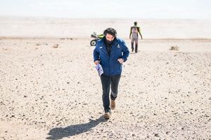 Castera trató de corregir el error del roadbook indicando el camino a los pilotos