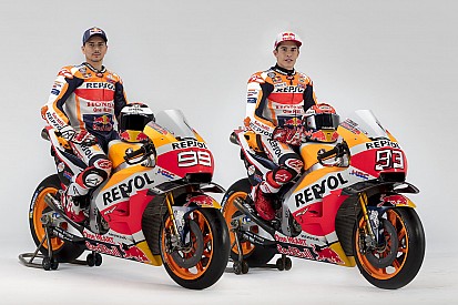 Vídeo: Márquez y Lorenzo, pendientes de su estado físico en el test de Qatar