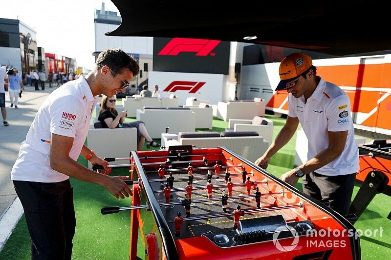 Lando Norris, McLaren y Carlos Sainz Jr, McLaren juegan al futbol en el paddock.