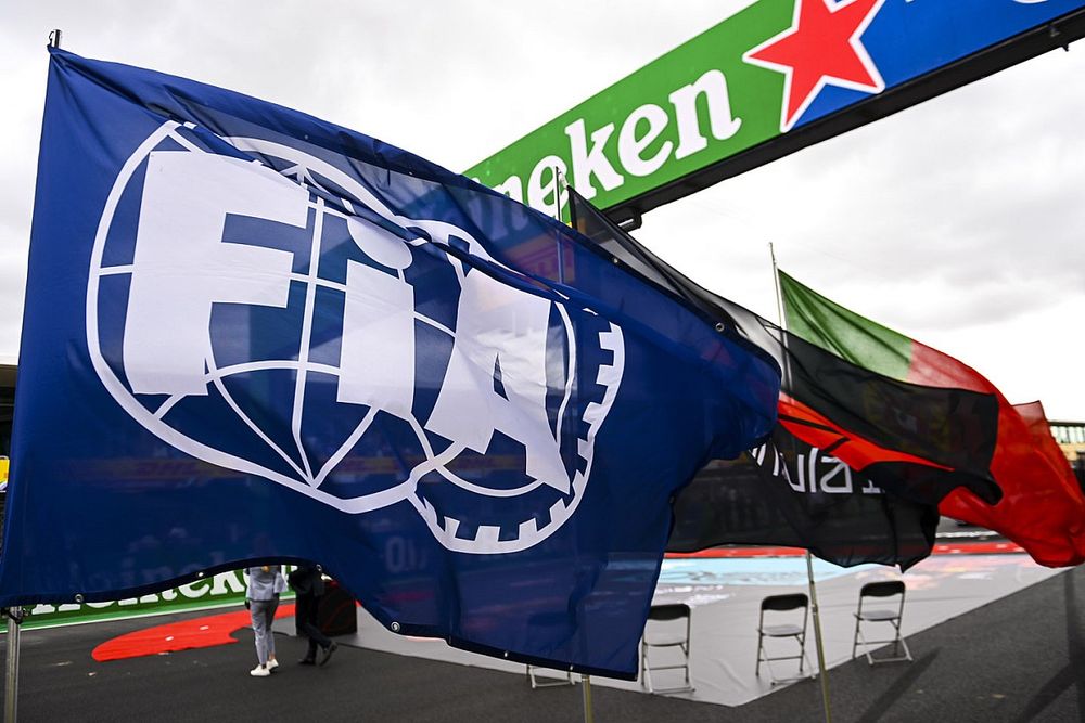 Una enorme bandera de la FIA ondea en la parrilla