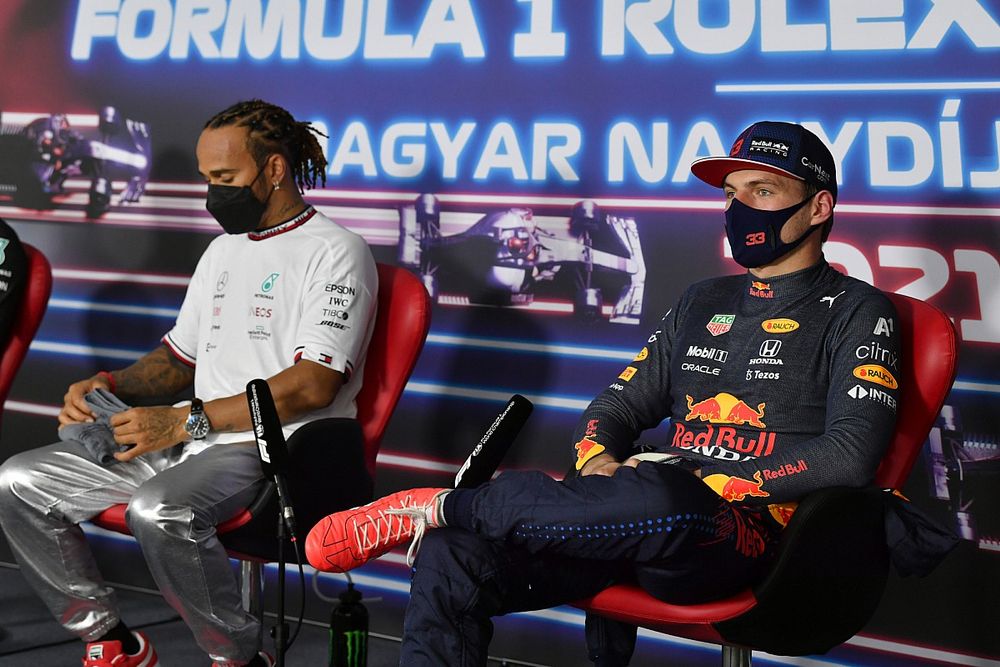 Pole man Lewis Hamilton, Mercedes, and Max Verstappen, Red Bull Racing, in Parc Ferme