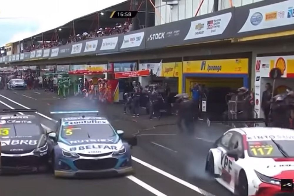 Acidente entre Pedro Cardoso, Denis Navarro, Bruno Baptista e mecânicos da equipe RCM em Santa Cruz do Sul / Reprodução Motorsport.tv