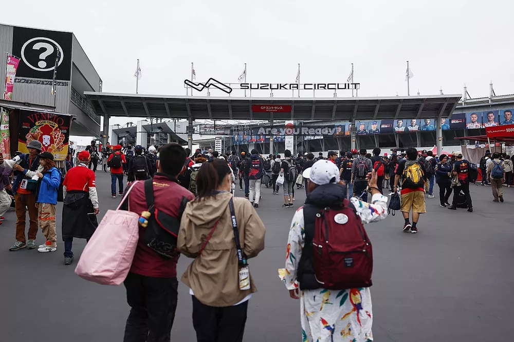 Fans arrive at the circuit