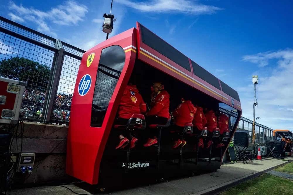Le muret des stands Ferrari