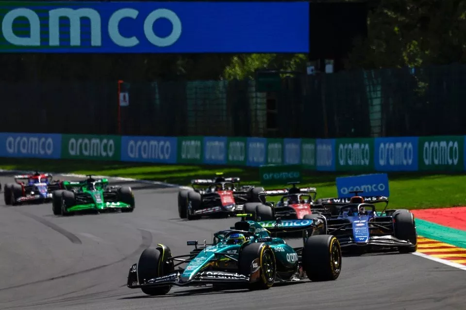 Fernando Alonso, Aston Martin AMR24, Alex Albon, Williams FW46, Esteban Ocon, Alpine A524