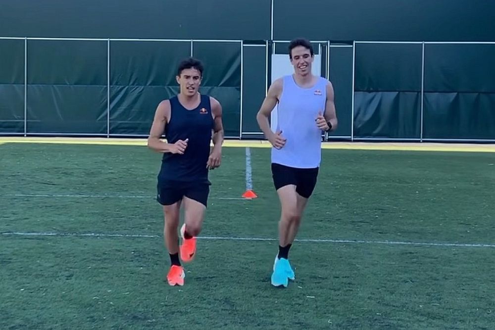 Marc Márquez entrenando con su hermano Alex 2022