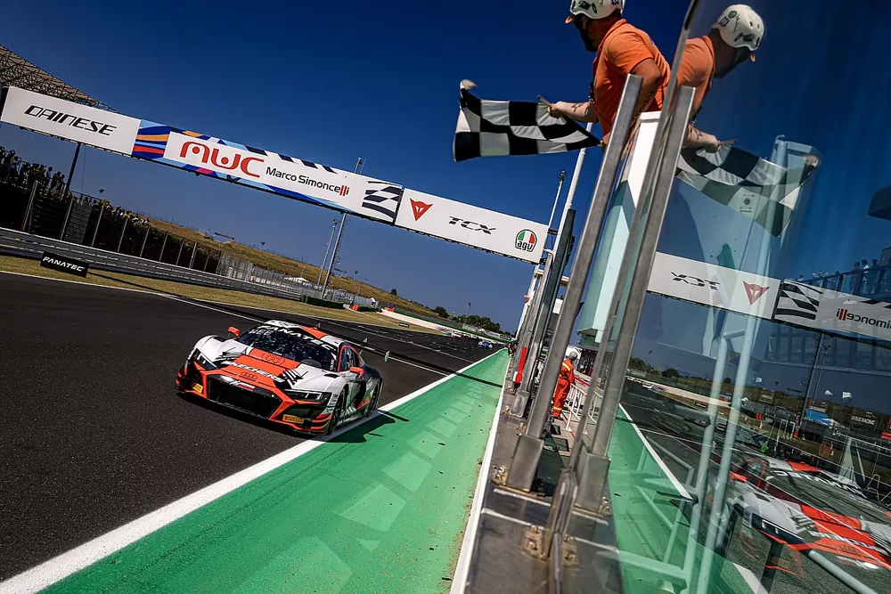 Race winner #32 Team WRT Audi R8 LMS evo II GT: Charles Weerts, Dries Vanthoor