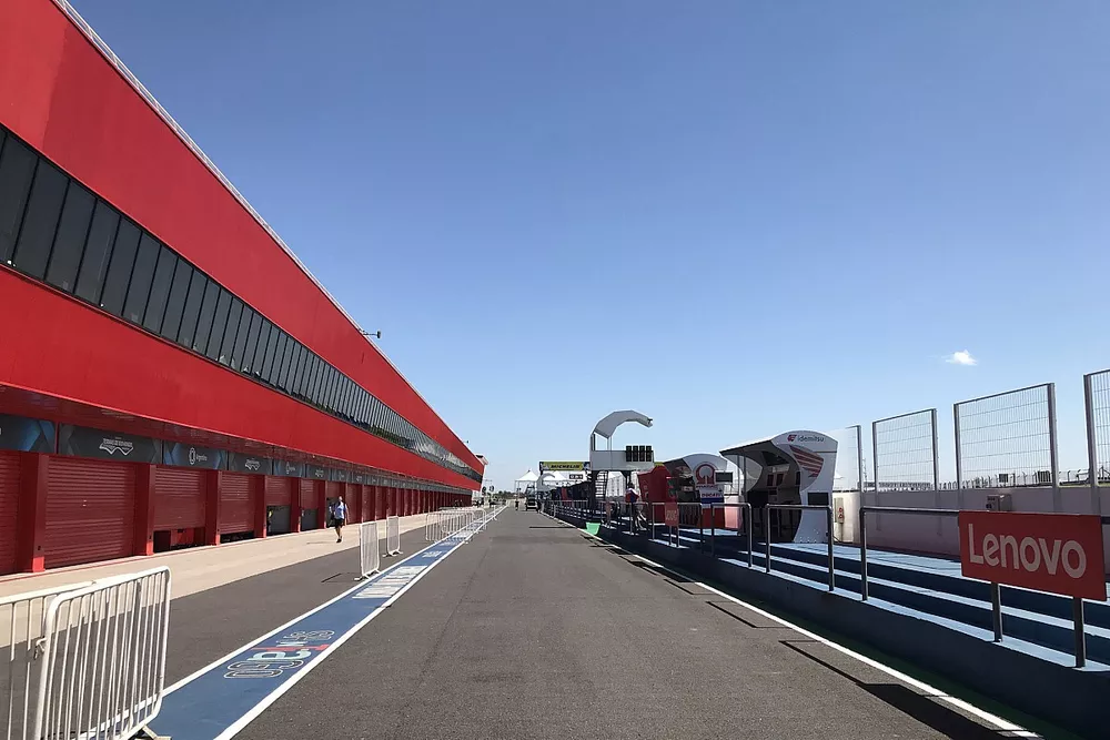 Pitlane atmosphere