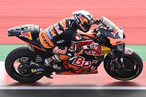 Оливейра на КТМ выиграл мокрую гонку MotoGP в Индонезии