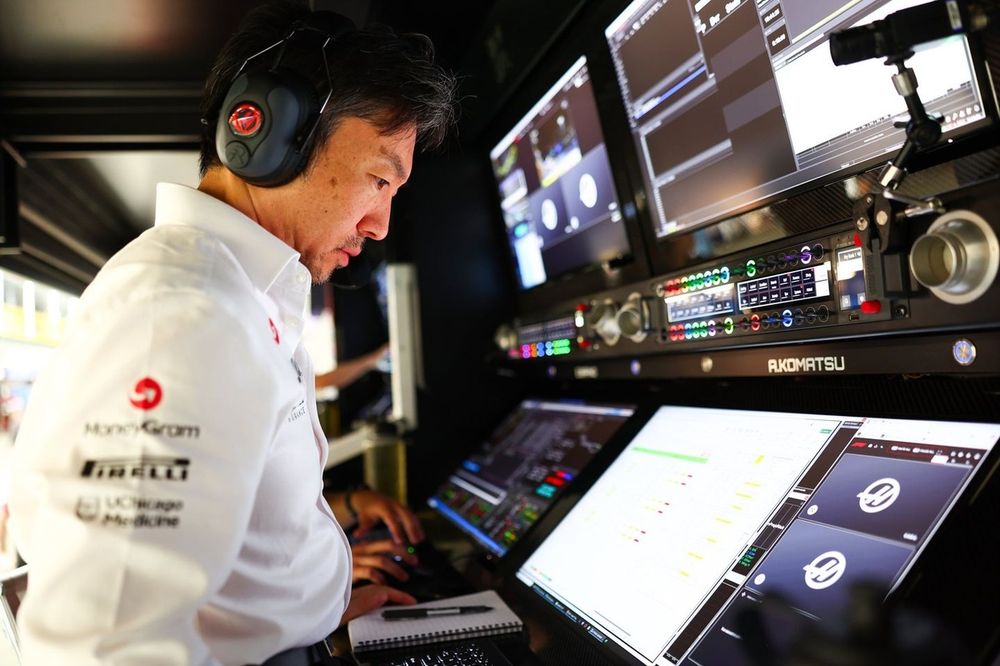Haas F1 boss says ‘bored’ Fernando Alonso won races while watching “on the big screens”
