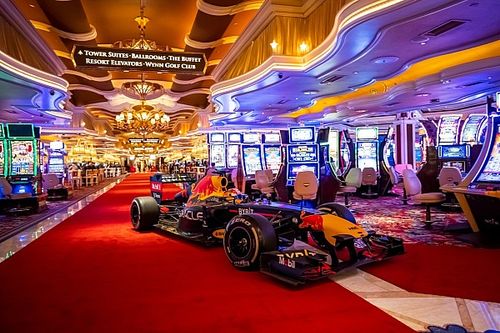 VIDEO: La noche loca de Checo Pérez en Las Vegas con un Red Bull de F1