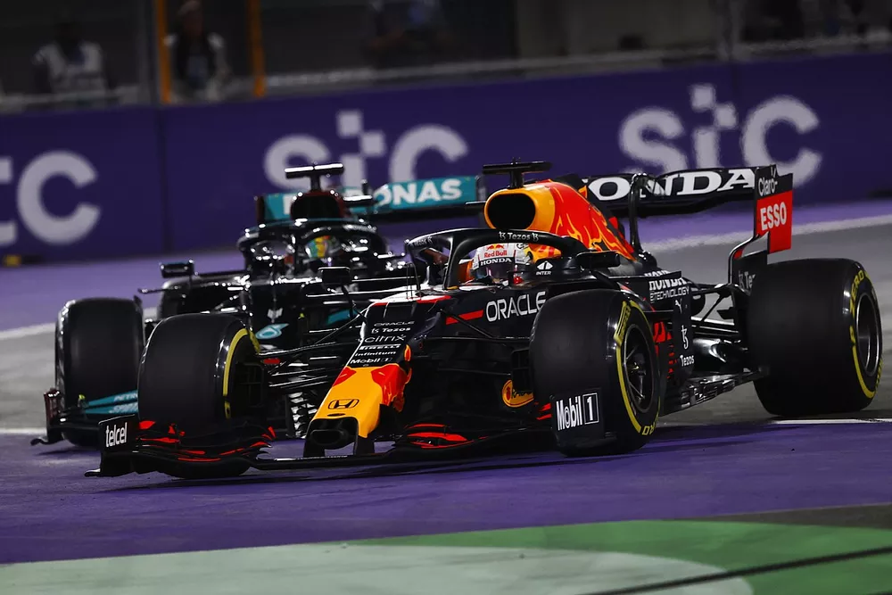 Max Verstappen, Red Bull Racing RB16B, et Lewis Hamilton, Mercedes W12, entrent en contact en se battant pour la t&ecirc;te