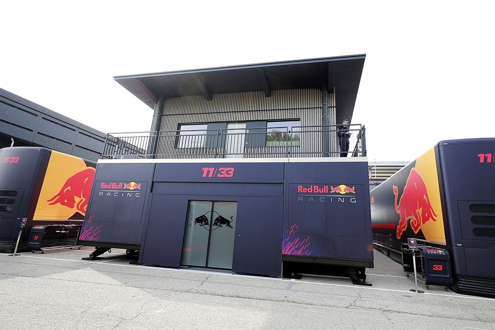 El Red Bull energy station (motorhome de Red Bull) en el paddock