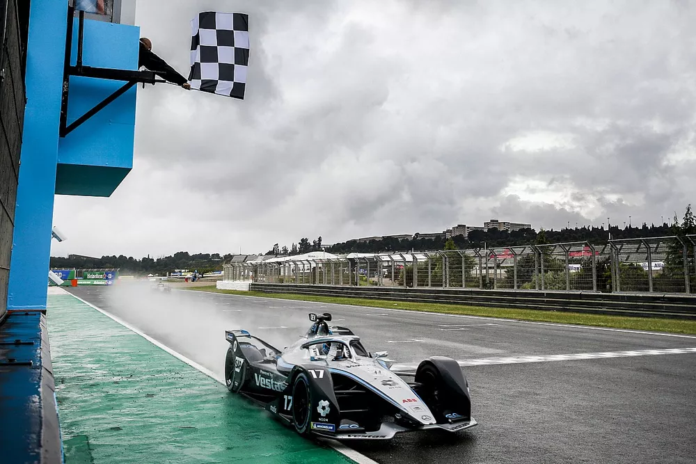 Race winner Nyck de Vries, Mercedes-Benz EQ, EQ Silver Arrow 02 crosses the finish line