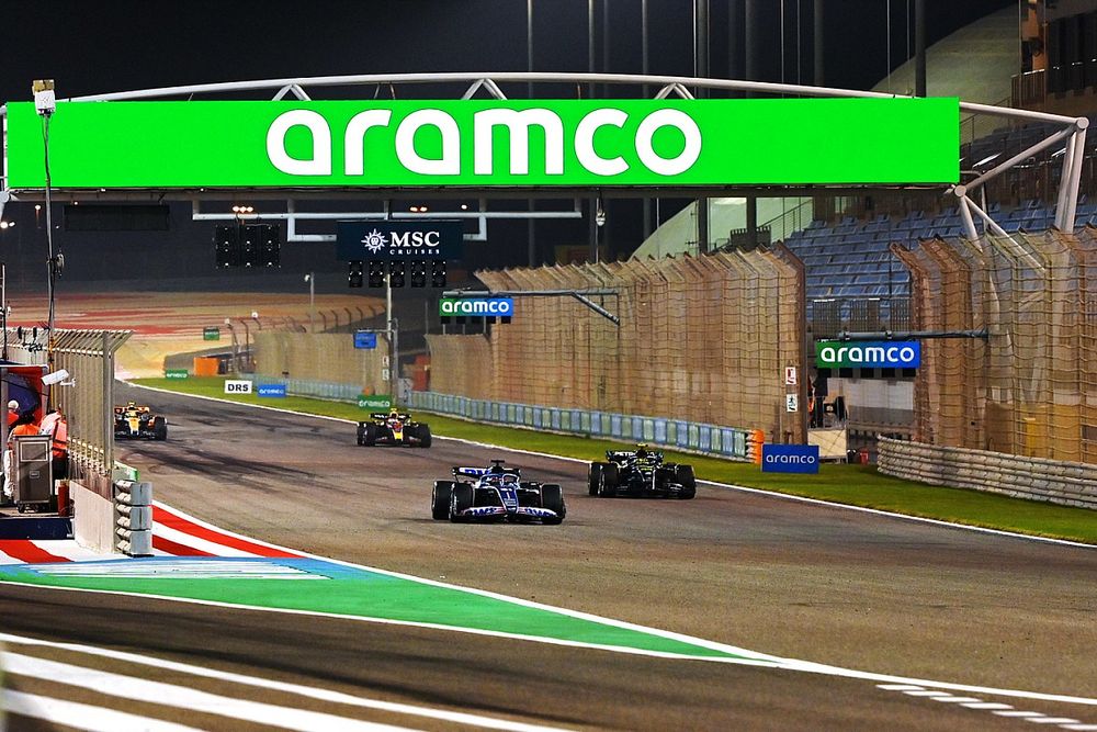 Esteban Ocon, Alpine A523, Lewis Hamilton, Mercedes F1 W14, Sergio Perez, Red Bull Racing RB19 