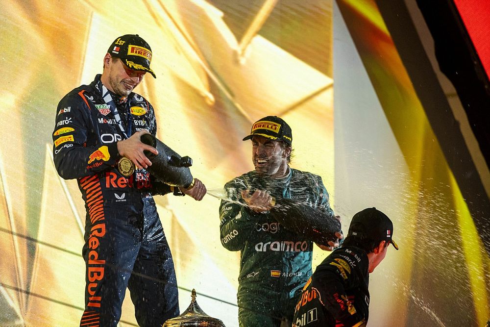 Podio: segundo lugar Sergio Pérez, Red Bull Racing, ganador, Max Verstappen, Red Bull Racing, tercer lugar Fernando Alonso, Aston Martin F1 Team