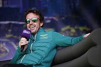 F1 - Alonso 'zomba' de Hamilton ao rebater opinião sobre dominância da Red Bull: "Deve estar envelhecendo"