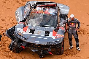 Update: Carlos Sainz crasht, geeft op, keert terug en is nu echt uit de Dakar