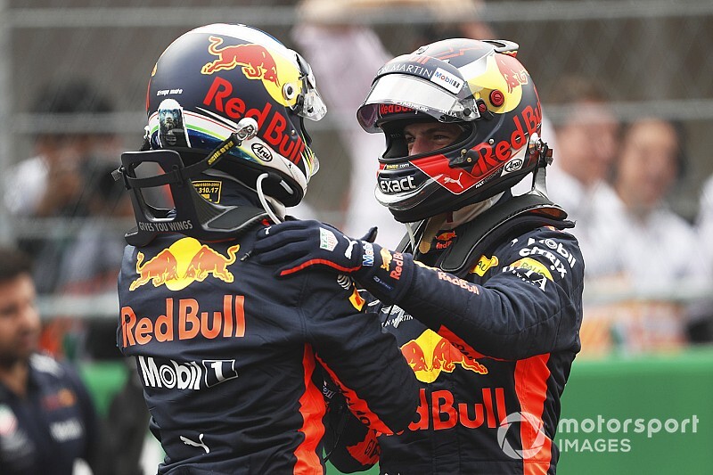 Red Bull ilk virajda arkadaki sürücüleri engelleyebilir