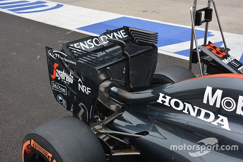 McLaren MP4-31, aler&oacute;n trasero