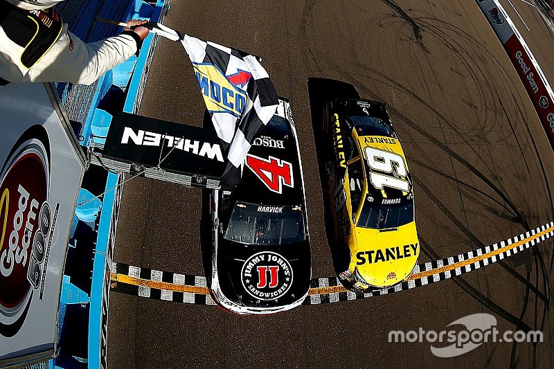 Foto-Finish in Phoenix: Kevin Harvick bezwingt Carl Edwards